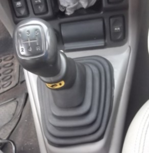 Gear lever of a LandRover Freelander: On top of it is illustration of various 