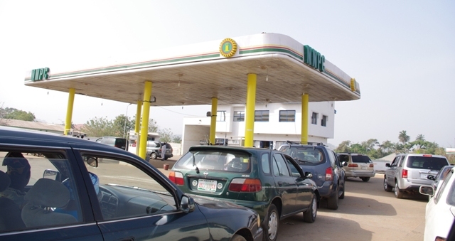 Queues building up at NNPC, Poly Road, Ado Ekiti on Sunday, when fuel was sold at N87 per litre; by Monday, the station had adjusted to the appropriate price.